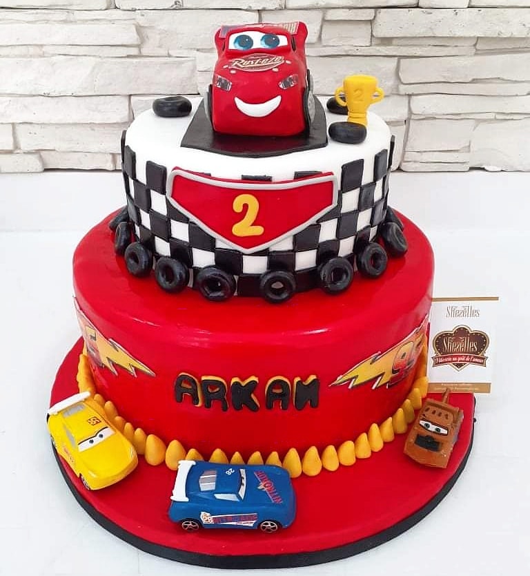Gâteau Cars Flash McQueen, gâteau 3D Flash McQueen, gâteau d'anniversaire  Cars - Super Gâteaux
