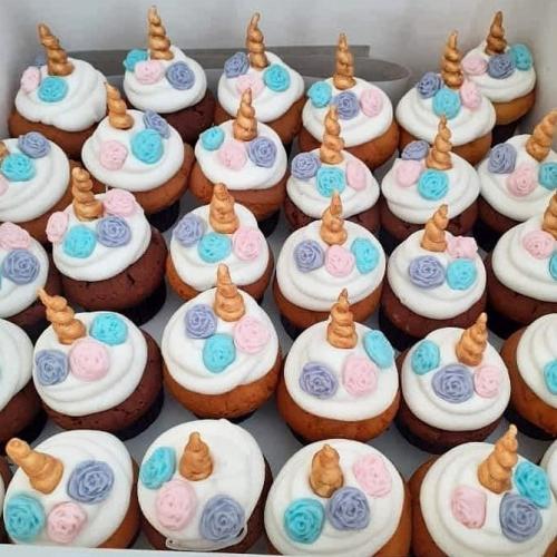 Cupcakes anniversaire cupcakes cupcake personnalise theme licorne