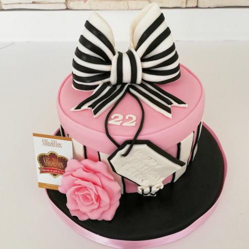 Gâteau pour femme chic luxe maquillage femme gâteau saint valentin femme love amour dior lv ysl luxe