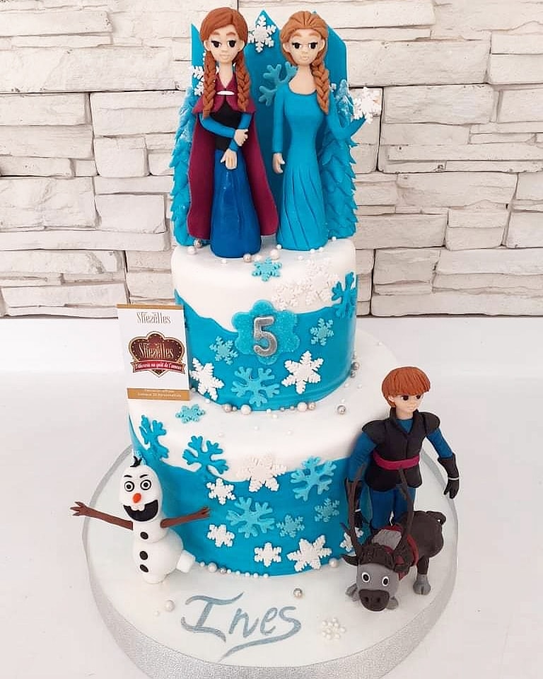 Pâtisserie Sheselles - Gâteau d'anniversaire 3D personnalisé thème La Reine  des Neiges décoration entièrement faite à la main et comestible. Joyeux  anniversaire à MAY pour ses 2 ans. Commandez votre gâteau d'anniversaire